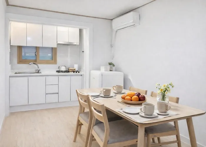 Cream Chacha 5min Flat Walk To Hongdae Station 2br 3beds Ferienhaus *
