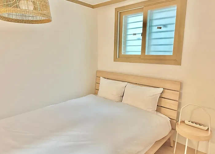 Cream Chacha 5min Flat Walk To Hongdae Station 2br 3beds *