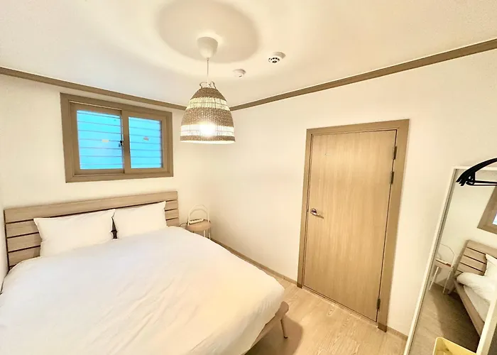Cream Chacha 5min Flat Walk To Hongdae Station 2br 3beds *