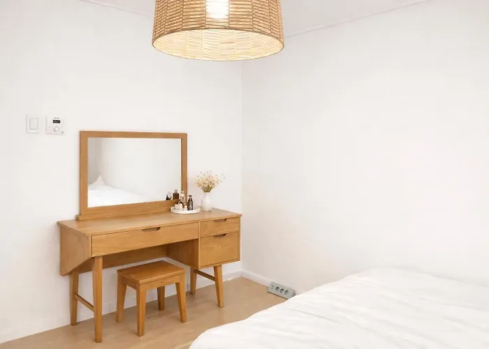 Cream Chacha 5min Flat Walk To Hongdae Station 2br 3beds * Seoul